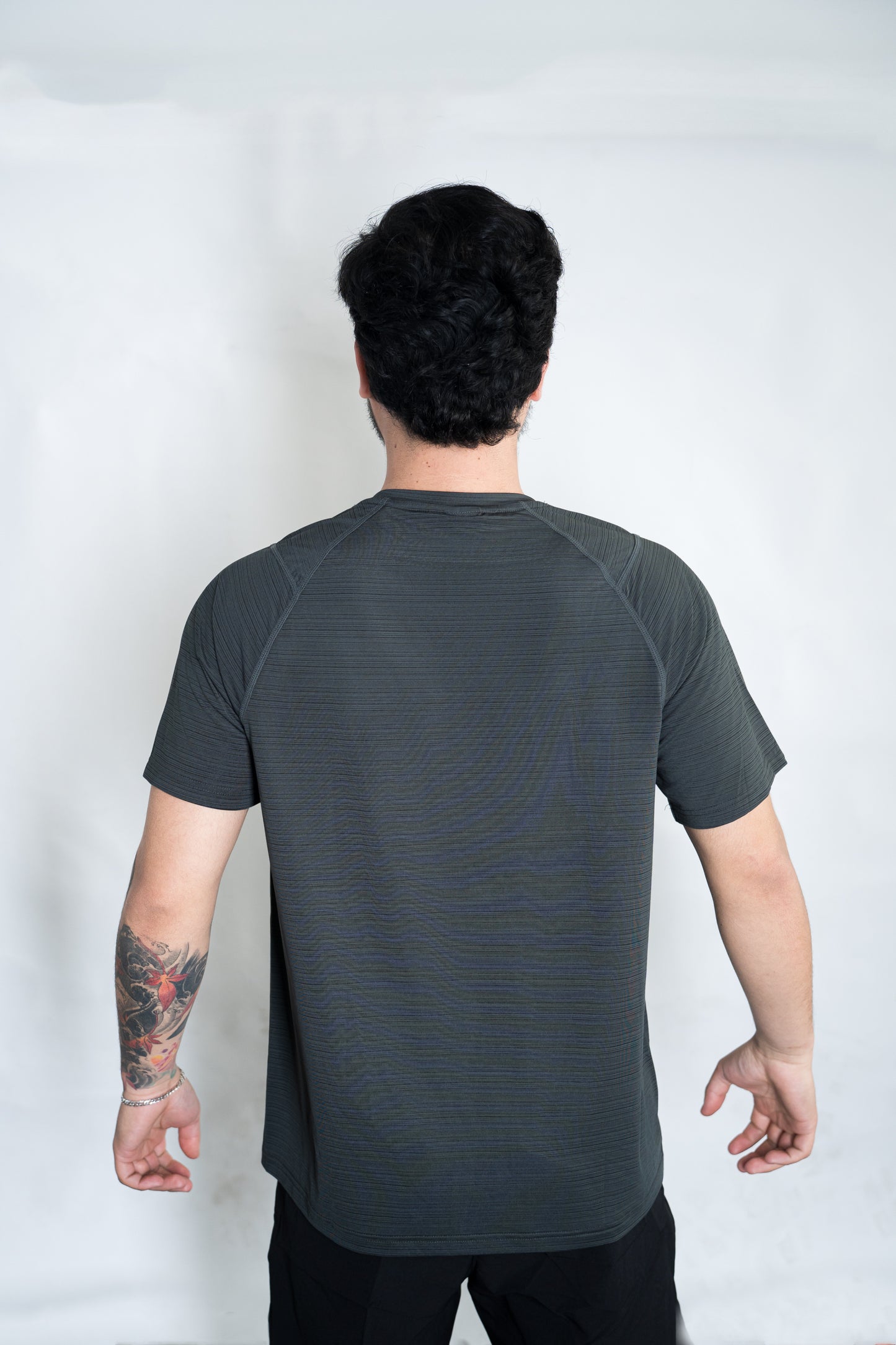 PLAYERA DRY-FIT GRIS RAYAS